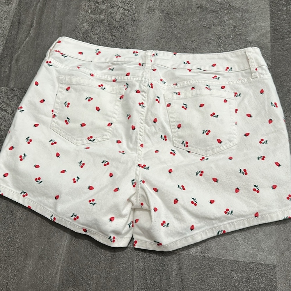 torrid White Cherry Print Denim Shorts - Picture 3 of 7